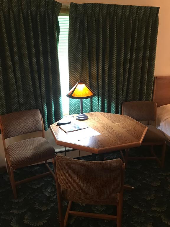 Mcgovern'S Motel And Suites Sun Prairie Buitenkant foto