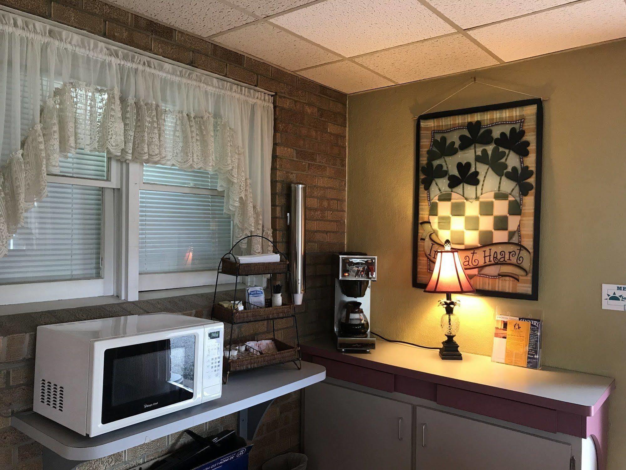 Mcgovern'S Motel And Suites Sun Prairie Buitenkant foto